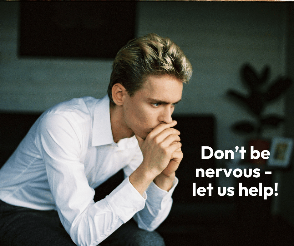 Don’t be nervous - let us help! (1) Zwei Männer die ein Meeting miteinander haben und eine weibliche Sprachcoach beobachtet es